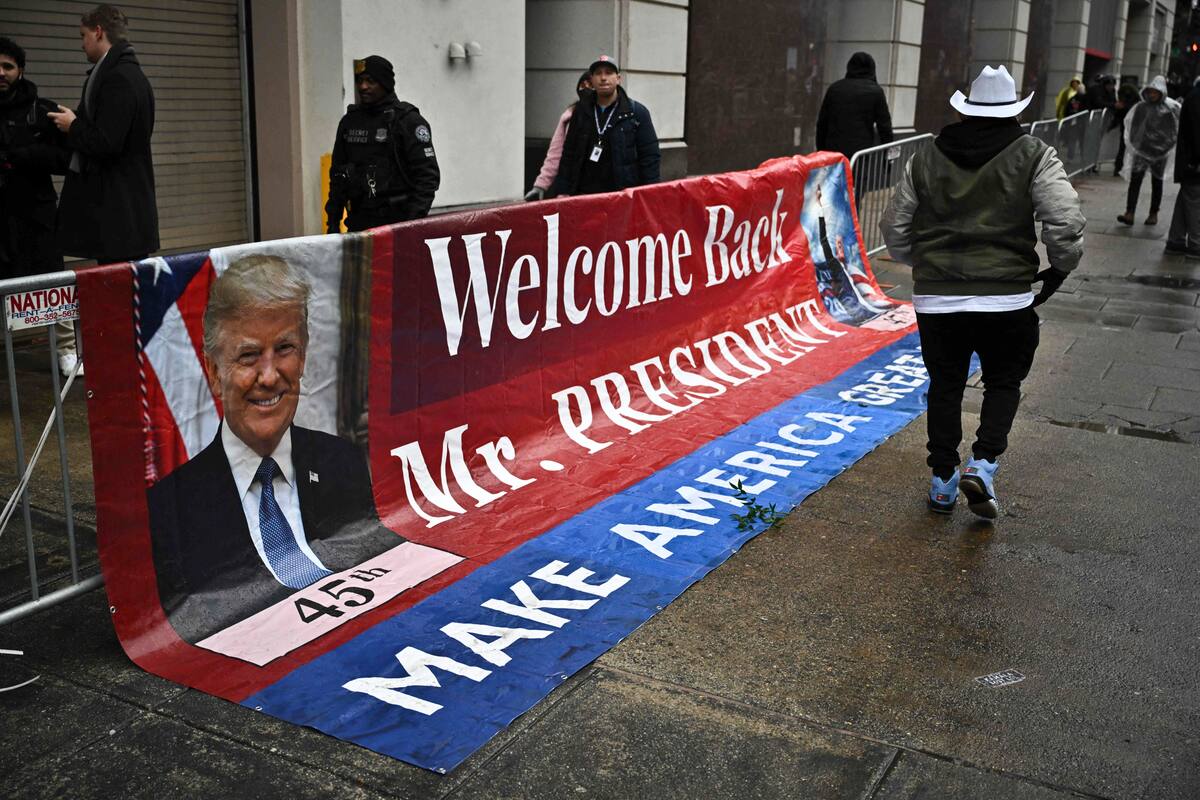 Un cartel anuncia un acto de MAGA con la presencia de Trump a poco de asumir
