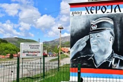 Un cartel con la imagen del criminal de guerra Ratko Mladic y donde pone "ciudad del héroe", el 22 de mayo de 2021 en la entrada de Kalinovik, en Bosnia