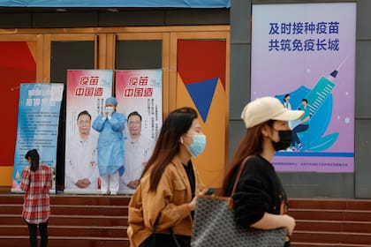 Un cartel con la imagen del doctor Zhong Nanshan y las "vacunas chinas" en un centro de vacunación en Pekín