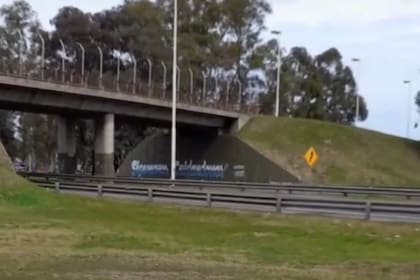 Un cartel con un error gramatical debajo de un puente en la autopista de Ezeiza se volvió viral en internet