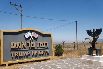 Un cartel da la bienvenida a Ramat Trump, un asentamiento de los Altos del Golán ocupados y anexionados por Israel
