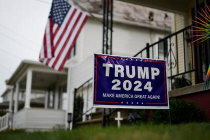 Un cartel de apoyo al candidato presidencial republicano, el expresidente Donald Trump, está colocado en el patio de Jim Hulings, presidente del Comité Republicano del condado de Butler, en Zelienople, el jueves 26 de septiembre de 2024. (AP Foto/Matt Rourke)