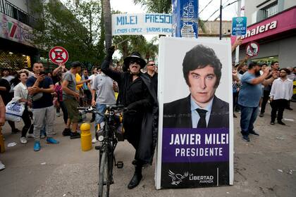 Un cartel de Milei en Ezeiza, provincia de Buenos Aires, durante la campaña de 2023. (AP Foto/Natacha Pisarenko)