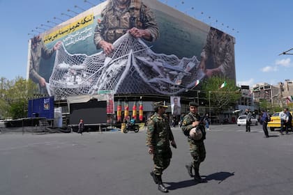 Un cartel de propaganda en Teherán muestra a aviones y barcos estadounidenses siendo "pescados" por las fuerzas iraníes