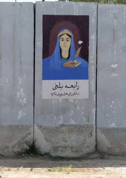 Un cartel de Rabia Balji pegado en un muro protector de la Corte Suprema de Afganistán antes de que fuera vandalizado tras la toma de poder del Talibán