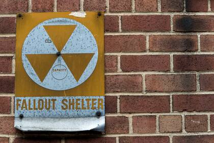 Un cartel de refugio nuclear se ve en un edificio de la Calle 9 Este en Nueva York