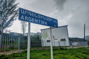 Un cartel de señalización con el nombre de la calle principal de Khachardzan