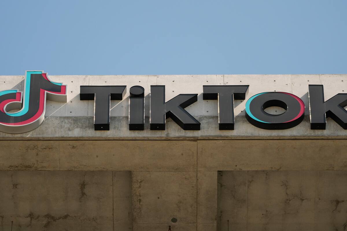 Un cartel de TikTok en su sede de Culver City, California. La red social china podría ser prohibida en los Estados Unidos