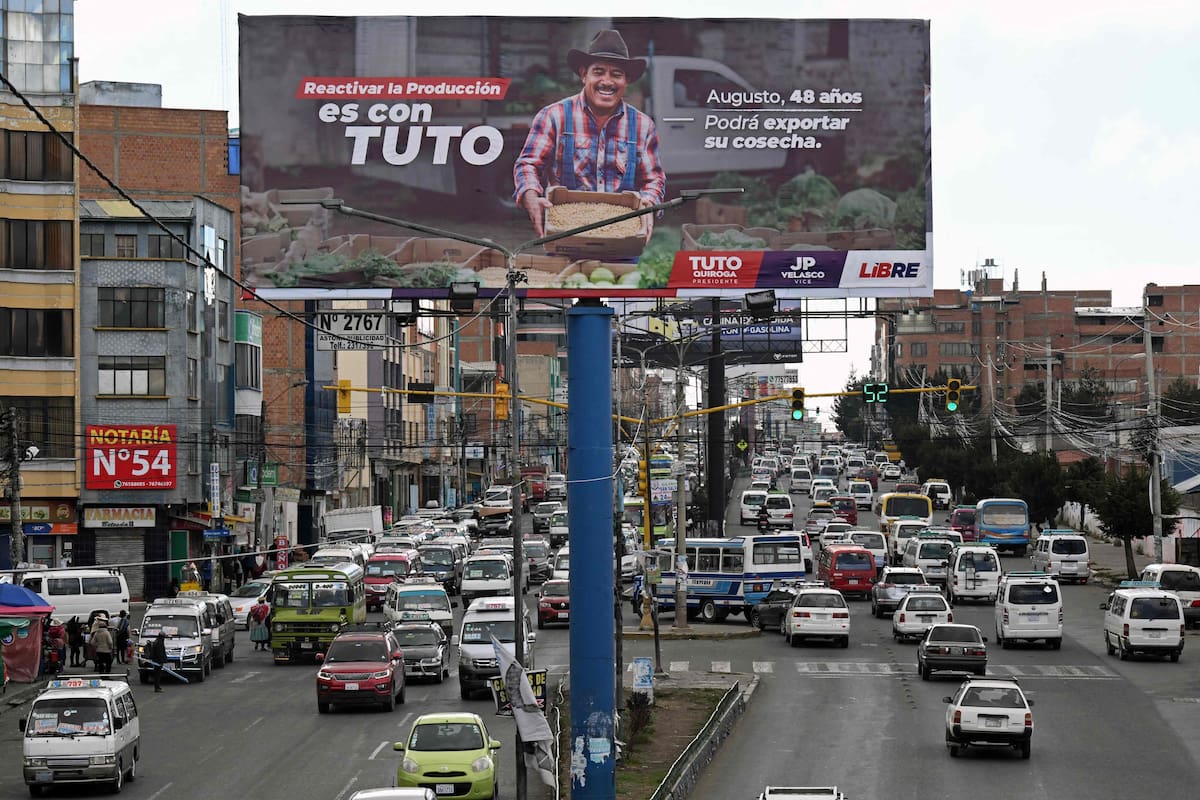 Un cartel de "Tuto" Quiroga, que marcha primero en las encuestas