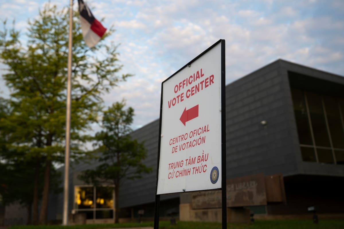 Un cartel de un centro de votación frente a un colegio electoral, el 26 de mayo de 2026, en Dallas,
