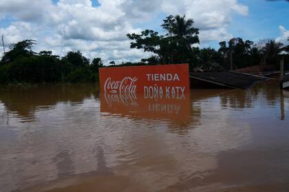 Un cartel de una tienda de alimentos sumergido en una inundación en Cobija, Bolivia, el miércoles 28 de febrero de 2024. El río Acre se desbordó en la frontera entre Bolivia y Brasil y aumentó su caudal por encima de registros históricos, como consecuencia de las intensas lluvias. (AP Foto/Juan Karita)