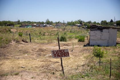 Un cartel de venta en uno de los improvisados lotes demarcados en el predio usurpado