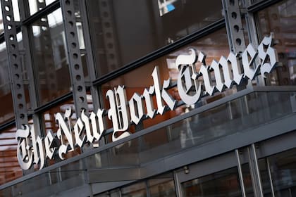Un cartel del The New York Times se ve a la entrada de su edificio en Nueva York