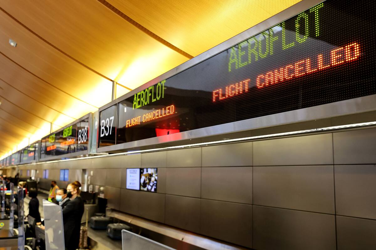 Un cartel dice "Vuelo cancelado" en el mostrador de facturación de Aeroflot en la Terminal Internacional Tom Bradley del Aeropuerto Internacional de Los Ángeles (LAX) el 2 de marzo de 2022 en Los Ángeles, California.