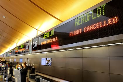 Un cartel dice "Vuelo cancelado" en el mostrador de facturación de Aeroflot en la Terminal Internacional Tom Bradley del Aeropuerto Internacional de Los Ángeles (LAX) el 2 de marzo de 2022 en Los Ángeles, California.