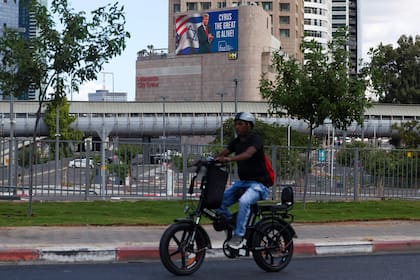 Un cartel elogia a Trump en Tel Aviv, como "Ciro, el grande, está vivo". (Photo by Ahmad GHARABLI / AFP)