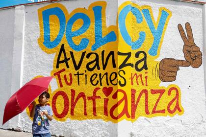 Un cartel en apoyo a Delcy Rodríguez en Caracas