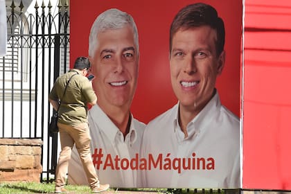Un cartel en Asunción de la fórmula del Partido Colorado respaldada por el presidente Mario Abdo Benítez, Arnoldo Wiens-Juan Manuel Brunetti