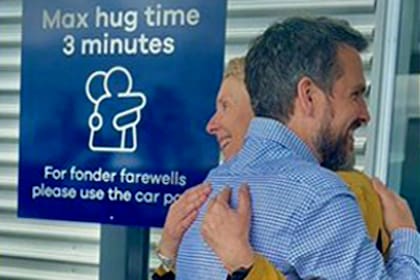 Un cartel en el aeropuerto de Nueva Zelanda impuso un límite de tres minutos a los abrazos de despedida; la medida abrió un debate mundial sobre cuánto tiempo aferrarse para un abrazo.