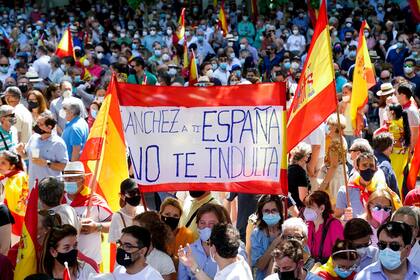 Un cartel en el que se lee: `Sánchez a ti España no te indulta´, durante la concentración en la que han participado una multitud de personas, contra los indultos a los presos del "procés"