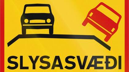 Un cartel en islandés que alerta de un área de accidentes