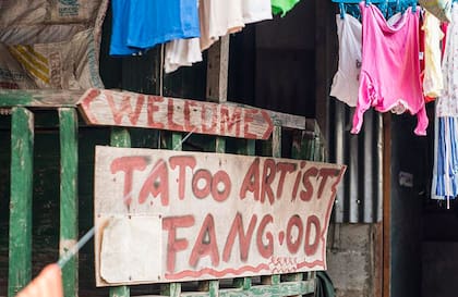 Un cartel en la puerta de la casa de Whang Do que indica que allí vive y trabaja.