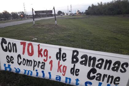 Un cartel en la ruta, en el ingreso a Laguna Naineck, alertando sobre la pérdida de rentabilidad de los productores