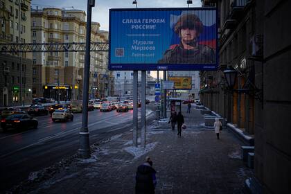 Un cartel en Moscú, Rusia, el miércoles 16 de noviembre de 2022, muestra la imagen de un soldado ruso que recibió una medalla por sus acciones en Ucrania. Se han colocado carteles similares por la capital rusa en homenaje a militares que han combatido en Ucrania. (AP Foto, Archivo)