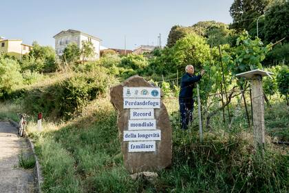 Un cartel en Perdasdefogu hace referencia al récord Guinness de la familia Melis por su longevidad combinada