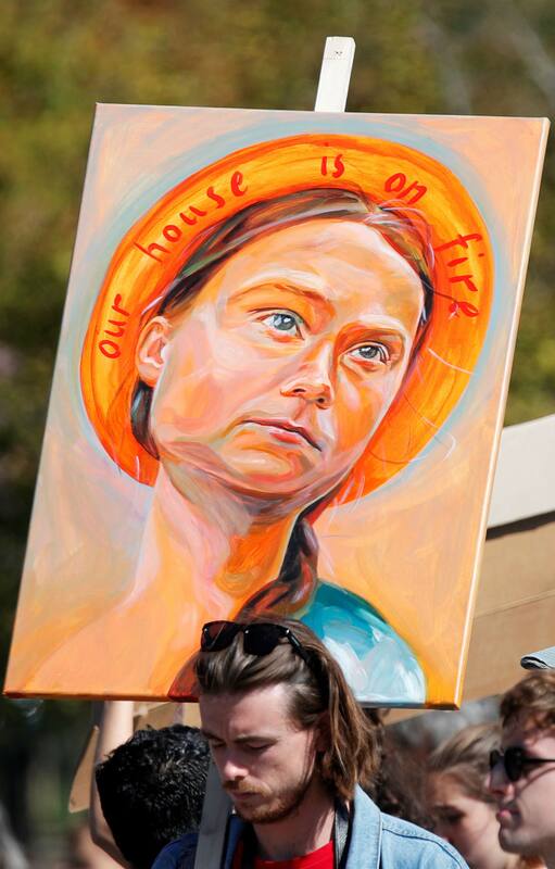 Un cartel en una manifestación por el clima con la imagen de la activista sueca Greta Thunberg