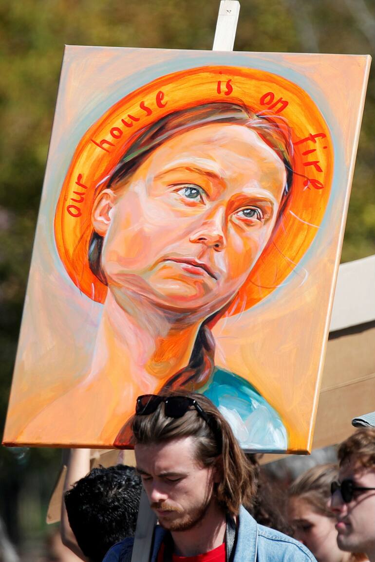 Un cartel en una manifestación por el clima con la imagen de la activista sueca Greta Thunberg