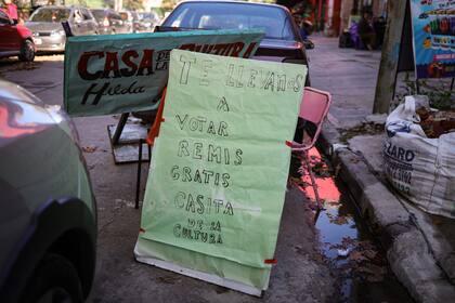 Un cartel frente a la escuela