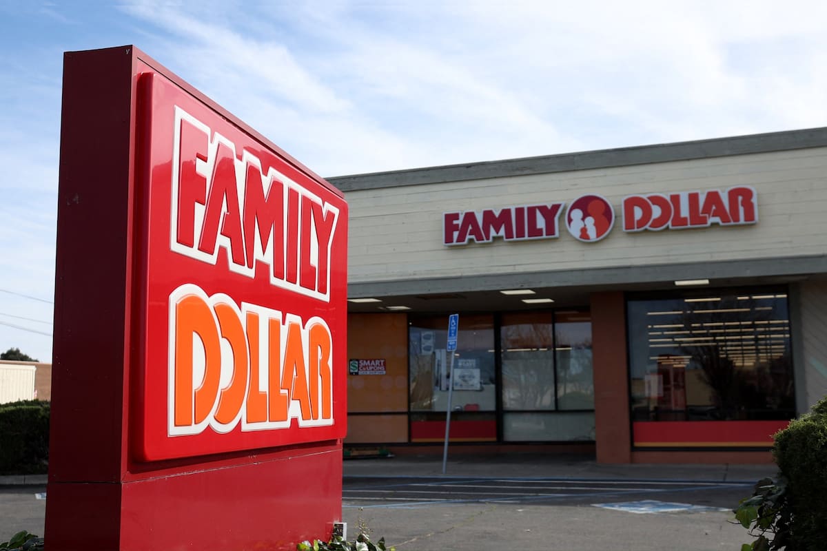 Un cartel frente a una tienda Family Dollar el 13 de marzo de 2024 en Fairfield, California