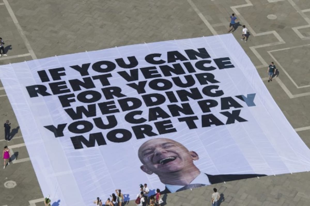 Un cartel gigante en Venecia protesta contra la boda de Bezos diciendo "si podés alquilar Venecia para tu boda, podés pagar más impuestos"
