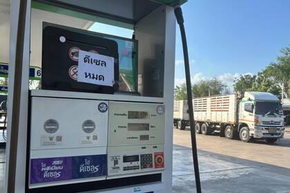 Un cartel indica que "el combustible diésel se agotó" en una gasolinera en Prajuab Kirikhan, Tailandia, el miércoles 18 de marzo de 2026
(AP Foto/Grant Peck, Archivo)