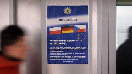 Un cartel informa sobre la apertura de las fronteras entre Alemania, Polonia y la República Checa