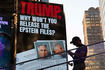 Un cartel luminoso en Times Square con presión a Trump en relación al caso Epstein