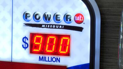Un cartel muestra el bote acumulado de la lotería Powerball, que seguía subiendo en St. Joseph, Missouri, el lunes 17 de julio de 2023 (AP Foto/Nick Ingram)
