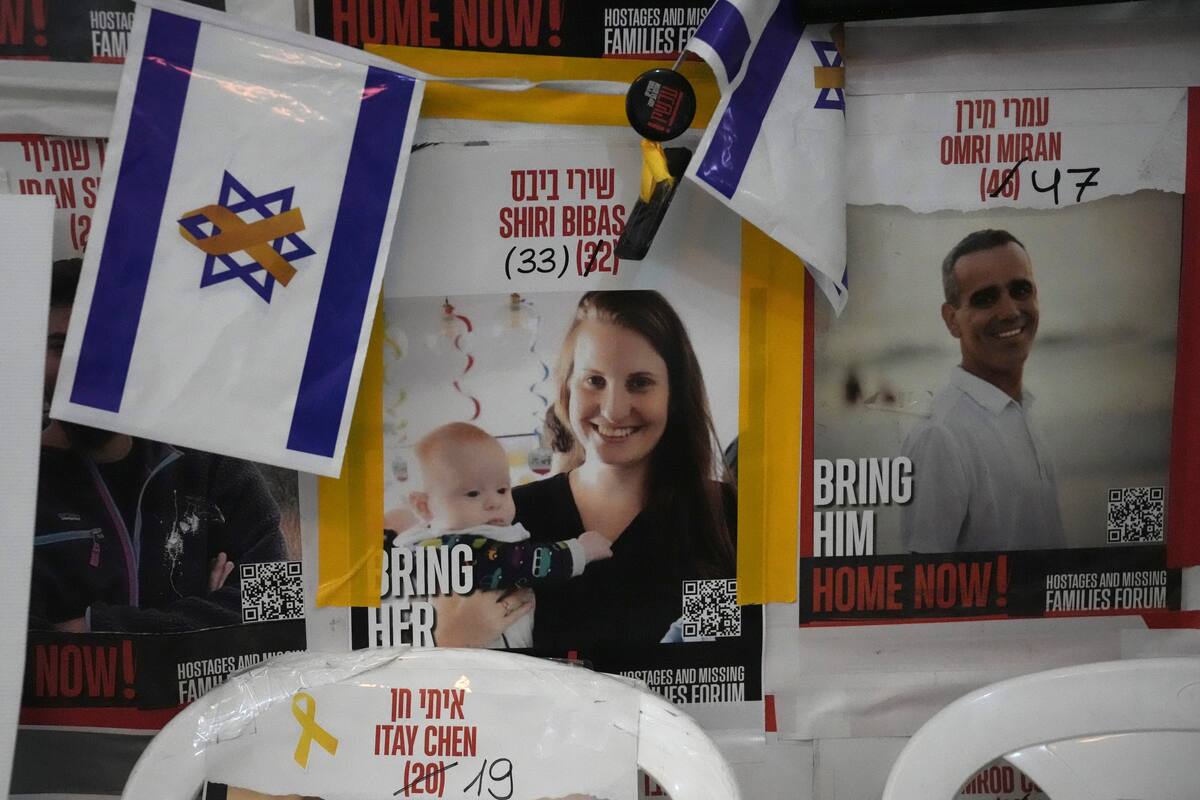 Un cartel muestra la imagen de Shiri Bibas, cuando permanecía como rehén (AP Foto/Mahmoud Illean)