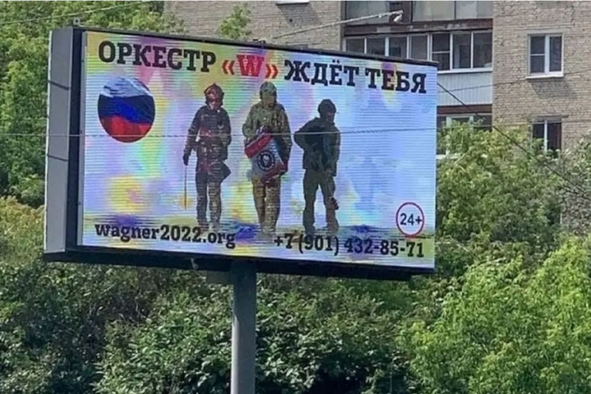 Un cartel para reclutar mercenarios para el grupo Wagner