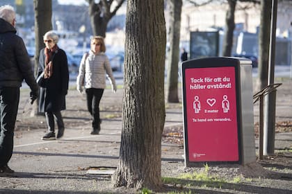 Un cartel pide mantener el distanciamiento social, ayer, en Estocolmo, Suecia