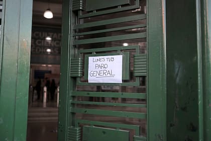 Un cartel que anuncia el paro en la entrada de la Facultad de Medicina
