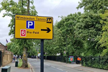 Un cartel que indica dónde estacionar para los que visitan en auto el torneo de Wimbledon