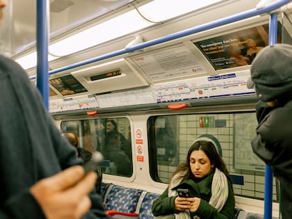 Un cartel que muestra el poema “Syzygy”, de Rachael Boast, en el interior de un vagón del metro de Londres