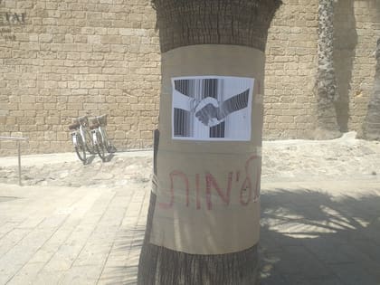 Un cartel que pide poner un alto a la violencia