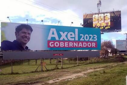 Un cartel que promociona la candidatura de Axel Kicillof para la reelección, en Mar del Plata