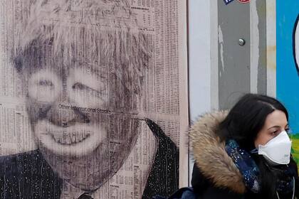 Un cartel ridiculiza al primer ministro británico, Boris Johnson, cuya reacción ante el avance silencioso de la epidemia llegó con retraso