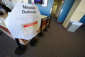 Un cartel sobre el sarampión en la Texas Tech University Health Sciences Center, en Lubbock, Texas