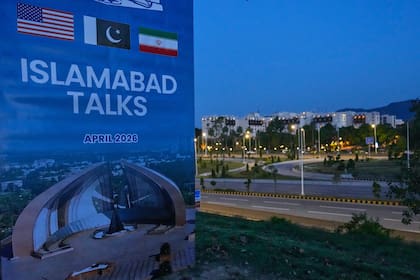 Un cartel sobre las negociaciones entre Irán y Estados Unidos cerca de la sede de las reuniones, en Islamabad, Pakistán