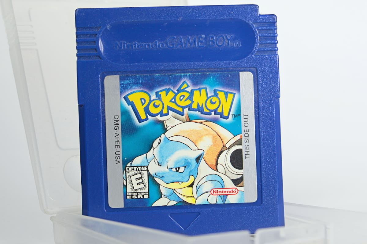 Un cartucho de Pokémon Blue, el juego para Game Boy; una versión enteramente digital fue batida por Gemini, la IA de Google, como una demostración de su capacidad para resolver desafíos de todo tipo